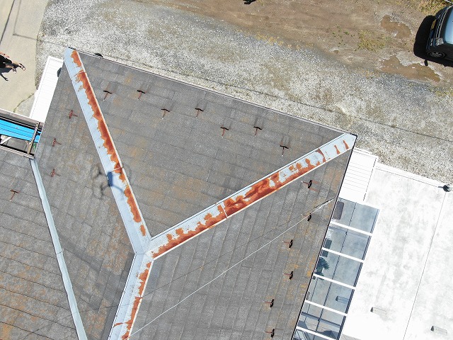 屋根の写真です。板金がひどく錆びている様子が確認できます。