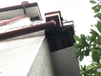 吹田市江坂町でバルコニー排水不良から軒裏が雨漏りでボロボロに！