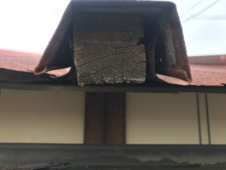 瓦棒屋根の雨漏り調査　瓦棒屋根の板金が取れている