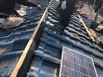 吹田市内本町の雨漏りしている太陽光パネルが乗っている釉薬瓦屋根の棟取り直し工事です