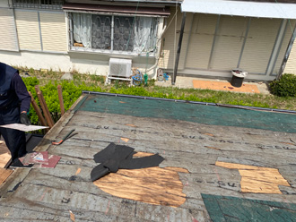 屋根の部分葺き替え工事　古い屋根を撤去