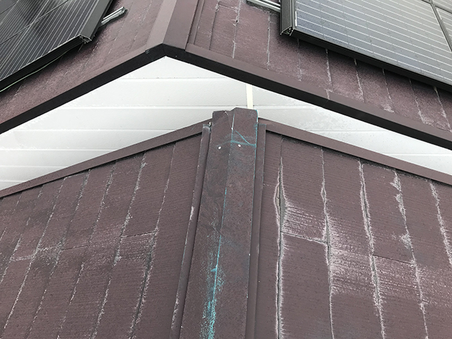 吹田市春日で劣化した棟板金を調査、コロニアル屋根によくある雨漏り原因は？