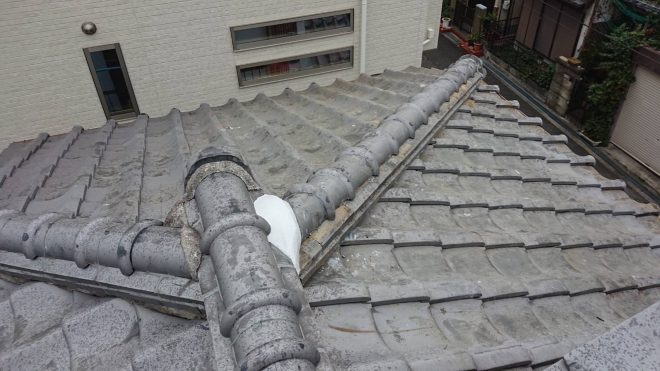 吹田市古江台で瓦屋根における棟瓦の漆喰劣化による棟瓦取り直し工事