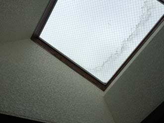 雨漏りは天窓の四隅から発生