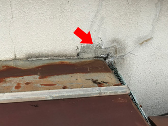 外壁と屋根の取り合い部分からの漏水