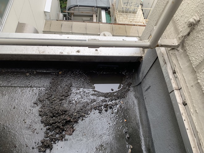 吹田市江坂にてオフィスビルの雨漏り調査｜原因は屋上の排水口の詰まり