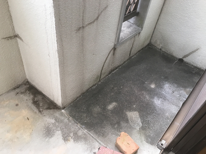 吹田市川岸町で雨漏り原因を調査、バルコニーの床の防水層が劣化していました