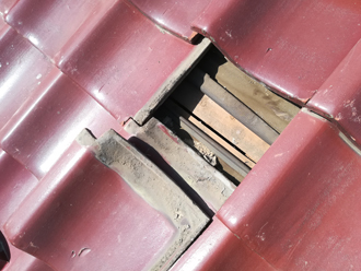 荒川区町屋の瓦屋根で発生した雨漏りの調査