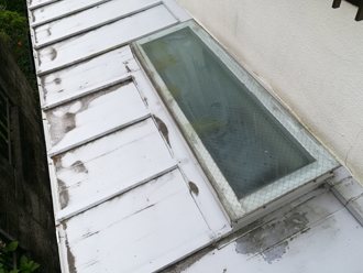 天窓の枠辺りからの雨漏り