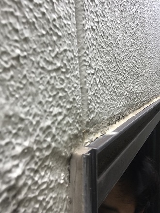 吹田市出口町で窓枠からの雨漏りはコーキングの劣化が原因でした