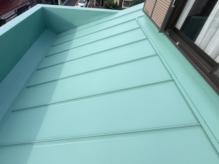 新しい金属屋根に葺き替えた完了後