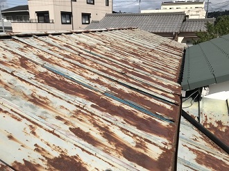 錆びた金属屋根