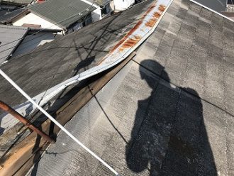 スレート屋根の棟板金の剥がれの状況
