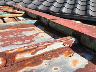 屋根材の塗膜が剥がれている