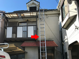 屋根まで届くはしごで屋根の上を調査