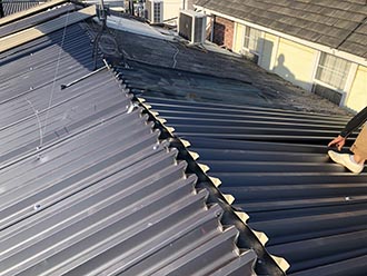 折板金属屋根の設置