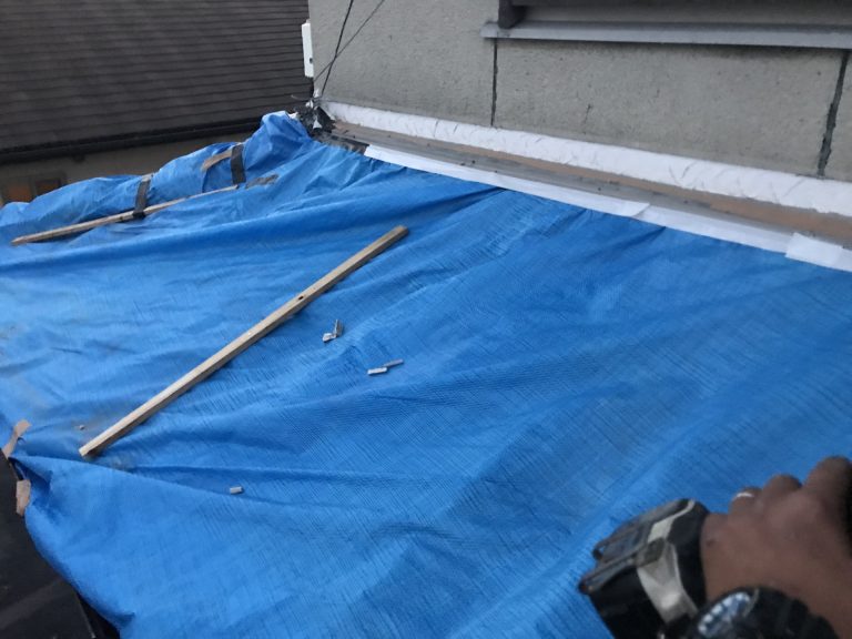ブルーシートで下屋根を補修