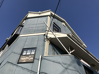 吹田市南清和園町で塗装工事のための現地調査を実施、モルタル外壁の構造クラックや屋根の割れが顕著でした