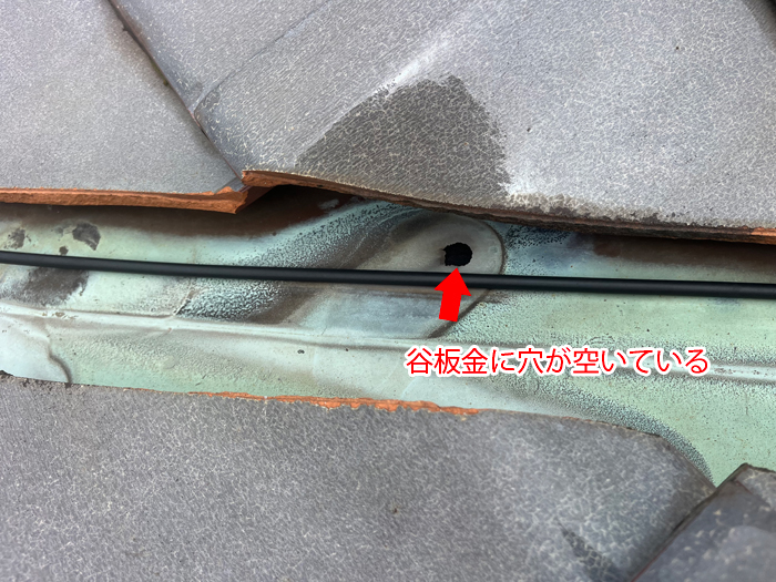 足立区花畑で発生した雨漏り、谷板金の穴が原因となるケースと修理の考え方