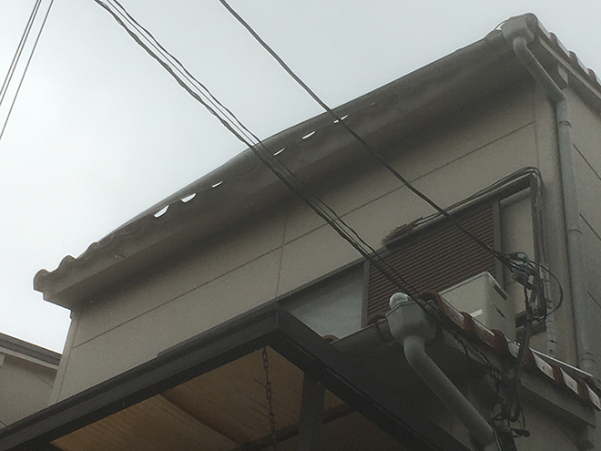 吹田市佐竹台で雨樋の不具合、めくれて歪んだ軒樋を交換します