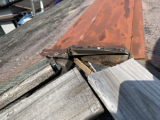 吹田市千里山松が丘の築30年のスレート屋根、和室天井の雨漏り原因は棟板金の破損でした