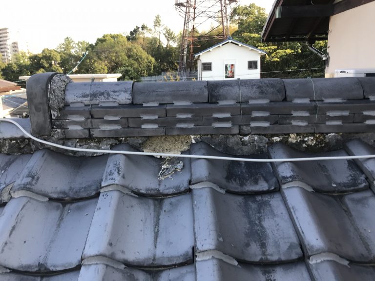 漆喰が剥がれた瓦屋根