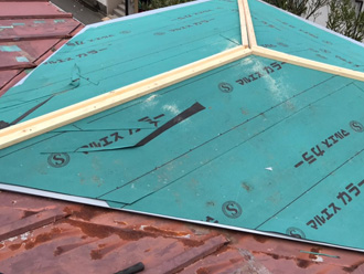 屋根の部分葺き替え工事　防水紙設置