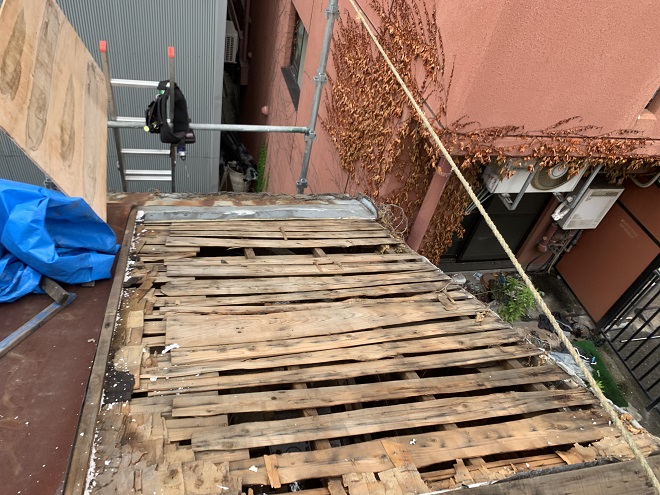 吹田市岸部で台風被害に遭った倉庫のトタン瓦棒屋根の調査を実施いたしました