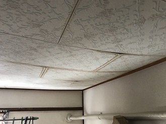 吹田市新芦屋上で雨漏りで天井が浮いたお住まいを点検、外壁取り合いの雨仕舞を応急処置