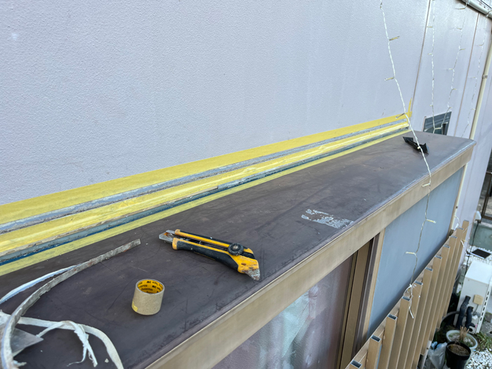 東村山市久米川町で行った雨漏り対策｜霧除け庇のコーキング補修で建物の寿命を守る