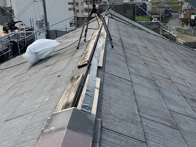 吹田市竹見台の雨漏りしている切妻屋根、棟板金を交換工事します
