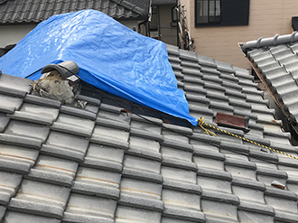 吹田市高野台にて棟倒壊により雨漏りを起こした瓦屋根を現場調査