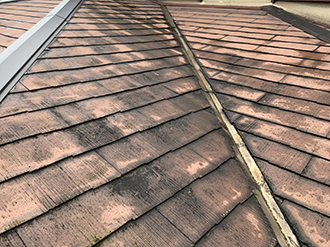 吹田市樫切山で築30年以上の化粧スレート屋根が劣化し雨水浸入の危険性、屋根葺き替えをご提案