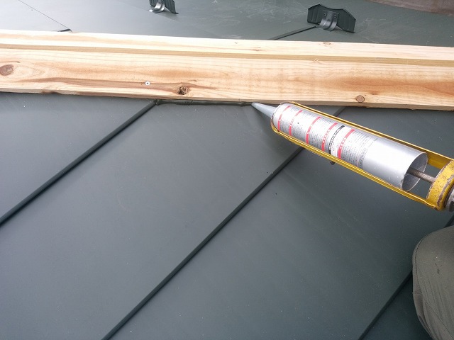 貫板と屋根材の隙間を埋めていきます。