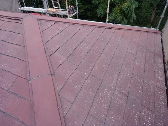 施工前の屋根の状態です。色褪せが目立ちます。