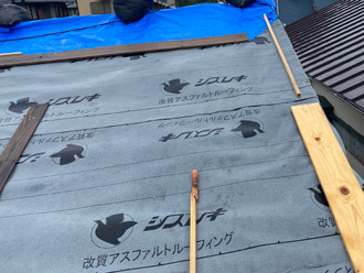 屋根葺き替え工事　防水紙設置