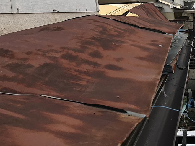 吹田市芳野町で板金が剥がれ雨の浸入によって腐食した庇をカバー工法で補修