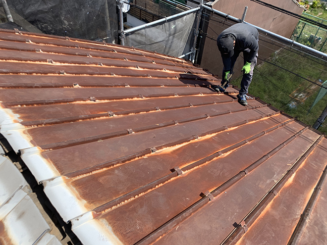 全面に錆びが広がったトタン屋根をガルバリウム金属屋根に葺き替え 雨漏り修理ならアメピタ 調査 点検 お見積り無料 修理は15 000円