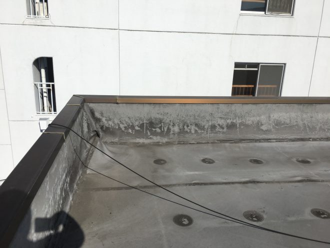 ビル屋上の機械的固定工法によるシート防水の劣化をかぶせ工法でご対応