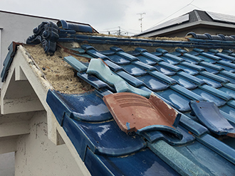 地震・強風後の瓦屋根は要注意！吹田市南吹田で瓦が飛散し葺き土が露出、葺き直しと棟取り直しで補修