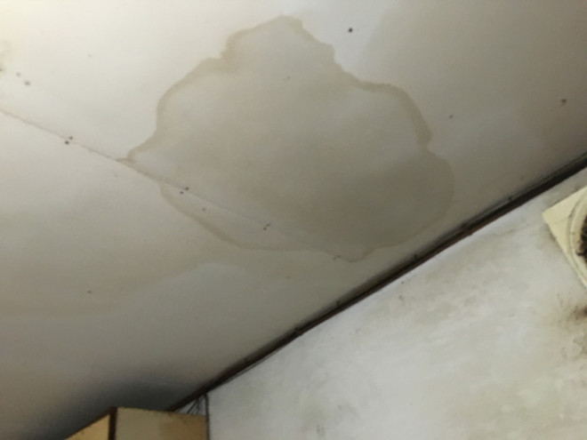 天井に雨漏りによるシミがある