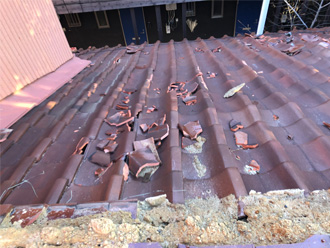 台風により瓦が飛散した釉薬瓦屋根の棟部分