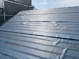屋根カバー工法にて防水紙を敷く