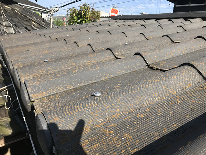 吹田市古江台、波型スレート（ニューウェーブ）屋根の塗装、事前調査です