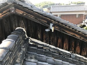 吹田市にて老朽化が進み葺き替え予定の瓦屋根、取り合い部分からも雨漏りあり