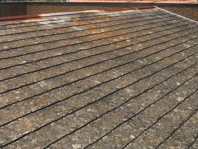 屋根カバー工法を行うスレート屋根の施工前