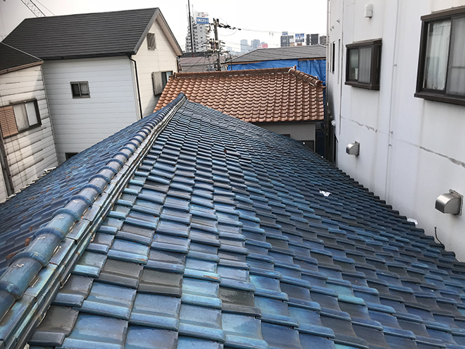 雨漏り無料点検、築４５年の釉薬瓦屋根を見てみましょう｜吹田市