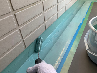バルコニーの防水工事 立ち上がり部の防水　防水材を塗布