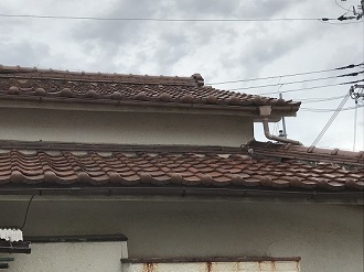 漆喰の崩れが見られる瓦屋根