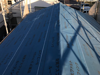 屋根葺き替え工事　防水紙設置